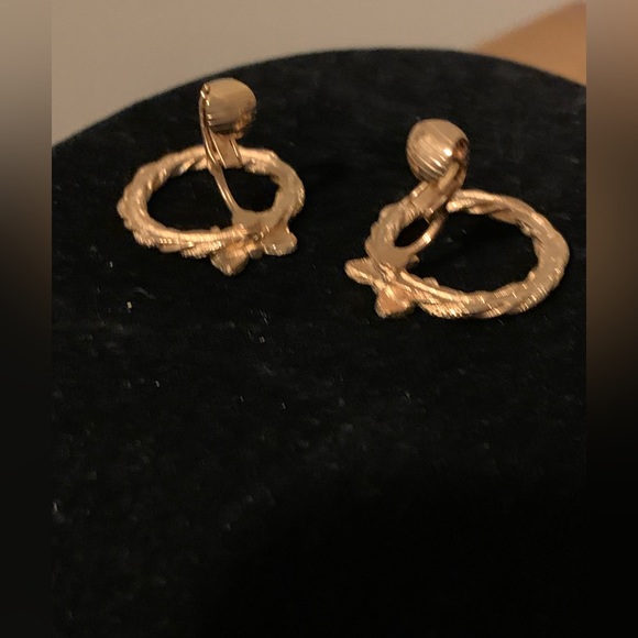 Vintage Wreath Clip Earrings, NIB - Picture 3 of 5
